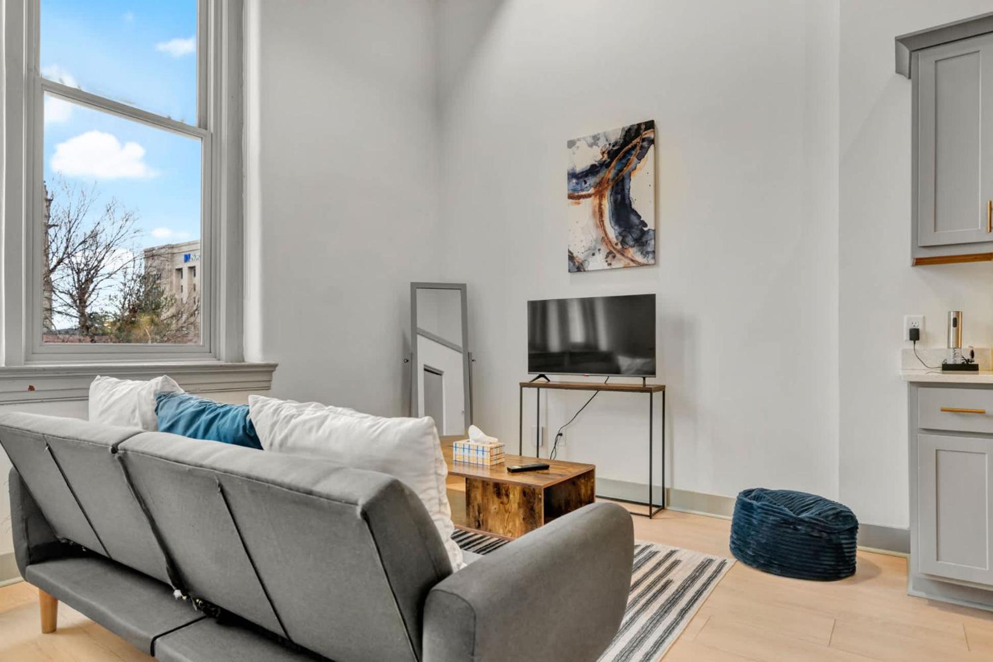 Bright And Modern In # 308 Louisville